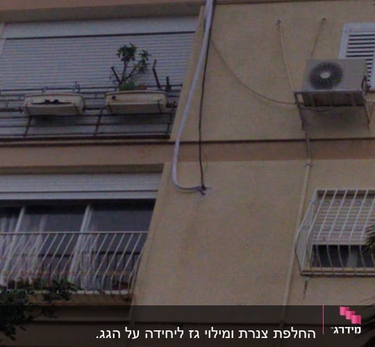 יחידת מזגן חיצונית מותקנת על קיר בניין